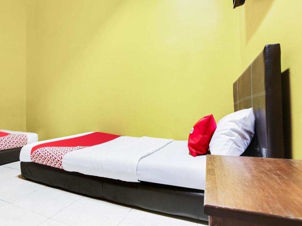 Oyo 89406 Lucky Budget Hotel Nilai Dış mekan fotoğraf