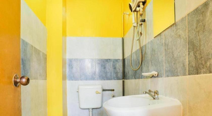 Oyo 89406 Lucky Budget Hotel Nilai Dış mekan fotoğraf